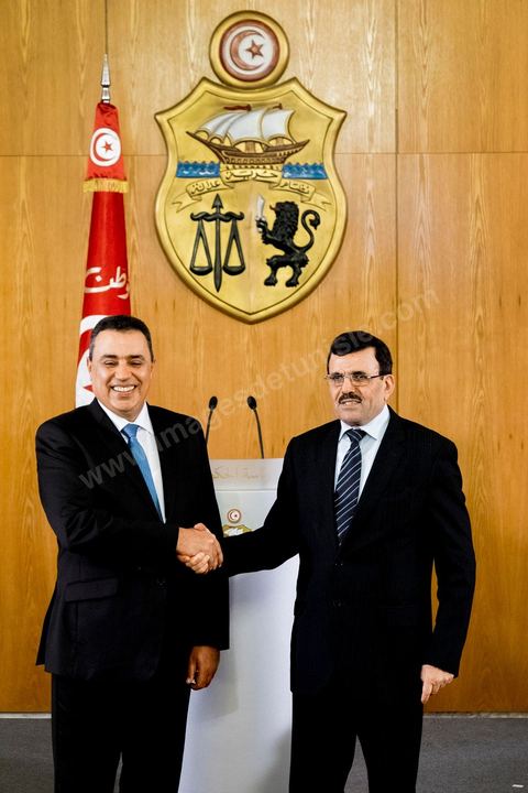 29 janvier 2014 : Mehdi Jomaa et Ali Larayedh à la cérémonie de passation de pouvoir entre les deux gouvernements sous la direction de Ali Larayedh, premier ministre sortant, et Mehdi Jomaa, nouveau premier ministre. Présence de l'ensemble des membres du gouvernement sortant et du nouveau gouvernement ainsiq que des présidents de parti politique et personnalités politiques. 
