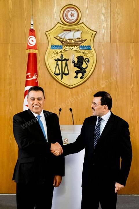29 janvier 2014 : Mehdi Jomaa et Ali Larayedh à la cérémonie de passation de pouvoir entre les deux gouvernements sous la direction de Ali Larayedh, premier ministre sortant, et Mehdi Jomaa, nouveau premier ministre. Présence de l'ensemble des membres du gouvernement sortant et du nouveau gouvernement ainsiq que des présidents de parti politique et personnalités politiques. 