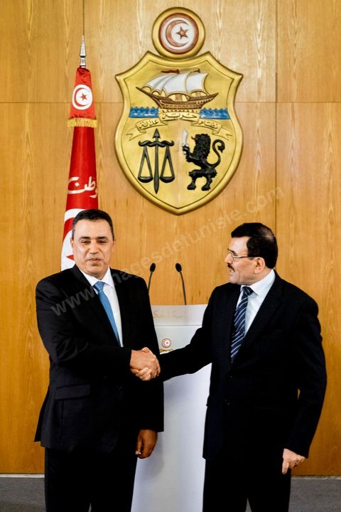 29 janvier 2014 : Mehdi Jomaa et Ali Larayedh à la cérémonie de passation de pouvoir entre les deux gouvernements sous la direction de Ali Larayedh, premier ministre sortant, et Mehdi Jomaa, nouveau premier ministre. Présence de l'ensemble des membres du gouvernement sortant et du nouveau gouvernement ainsiq que des présidents de parti politique et personnalités politiques. 