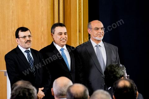 29 janvier 2014 : Les trois derniers premier ministre depuis les élections de octobre 2011,  Ali Larayedh, Mehdi Jomaa et Hammadi Jebali à la cérémonie de passation de pouvoir entre les deux gouvernements sous la direction de Ali Larayedh, premier ministre sortant, et Mehdi Jomaa, nouveau premier ministre. Présence de l'ensemble des membres du gouvernement sortant et du nouveau gouvernement ainsiq que des présidents de parti politique et personnalités politiques. 