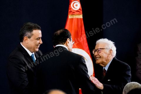 29 janvier 2014 : Ali Larayedh et Mehdi Jomaa recevant les personnalités politiques, ici Mustapha Filali, à la cérémonie de passation de pouvoir entre les deux gouvernements sous la direction de Ali Larayedh, premier ministre sortant, et Mehdi Jomaa, nouveau premier ministre. Présence de l'ensemble des membres du gouvernement sortant et du nouveau gouvernement ainsi que des présidents de parti politique et personnalités politiques. 