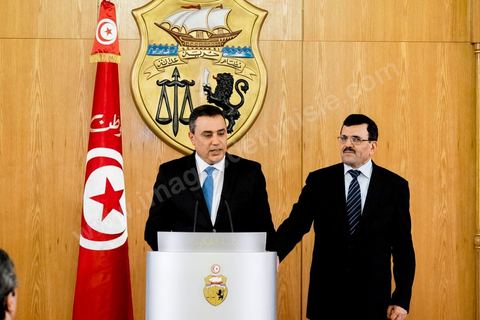 29 janvier 2014 : Mehdi Jomaa et Ali Larayedh à la cérémonie de passation de pouvoir entre les deux gouvernements sous la direction de Ali Larayedh, premier ministre sortant, et Mehdi Jomaa, nouveau premier ministre. Présence de l'ensemble des membres du gouvernement sortant et du nouveau gouvernement ainsiq que des présidents de parti politique et personnalités politiques. 