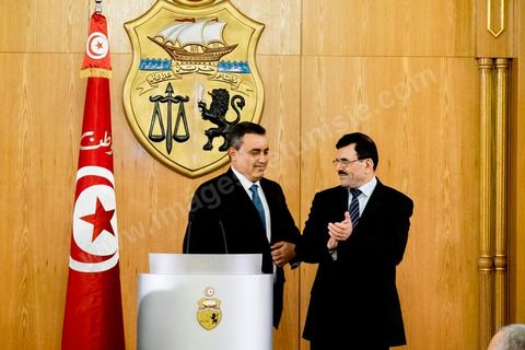 29 janvier 2014 : Mehdi Jomaa et Ali Larayedh à la cérémonie de passation de pouvoir entre les deux gouvernements sous la direction de Ali Larayedh, premier ministre sortant, et Mehdi Jomaa, nouveau premier ministre. Présence de l'ensemble des membres du gouvernement sortant et du nouveau gouvernement ainsiq que des présidents de parti politique et personnalités politiques. 