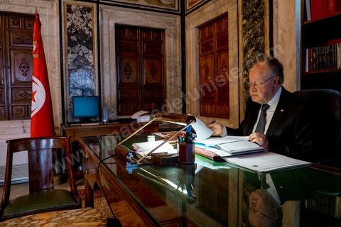 7 février 2014 : Mustapha Ben Jaafar retouchant son discours dans son bureau. Cérémonie de célébration de la nouvelel constitution tunisienne à l'Assemblée Nationale constituante en pésence des 3 présidents tunisiens, Moncef Marzouki, présidnet de la République, Mustapha Ben Jaafar, Président de l'Assemblée, et Mehdi Jomaa, Président du gouvernment, ainsi que du président françois François Hollande et des représentants de plusieurs pays, députés et leaders de partis politiques.