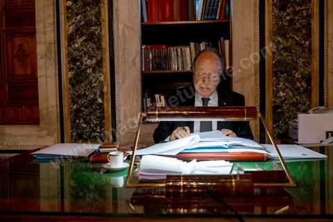 7 février 2014 : Mustapha Ben Jaafar retouchant son discours dans son bureau. Cérémonie de célébration de la nouvelel constitution tunisienne à l'Assemblée Nationale constituante en pésence des 3 présidents tunisiens, Moncef Marzouki, présidnet de la République, Mustapha Ben Jaafar, Président de l'Assemblée, et Mehdi Jomaa, Président du gouvernment, ainsi que du président françois François Hollande et des représentants de plusieurs pays, députés et leaders de partis politiques.