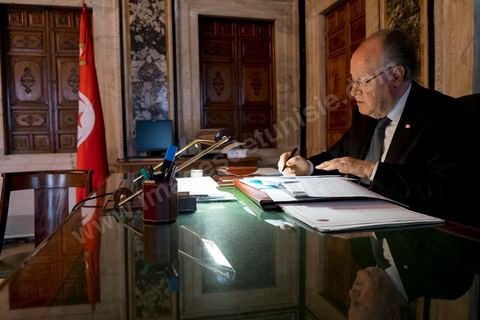 7 février 2014 : Mustapha Ben Jaafar retouchant son discours dans son bureau. Cérémonie de célébration de la nouvelel constitution tunisienne à l'Assemblée Nationale constituante en pésence des 3 présidents tunisiens, Moncef Marzouki, présidnet de la République, Mustapha Ben Jaafar, Président de l'Assemblée, et Mehdi Jomaa, Président du gouvernment, ainsi que du président françois François Hollande et des représentants de plusieurs pays, députés et leaders de partis politiques.