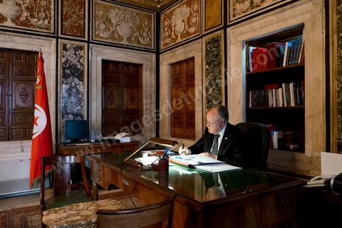 7 février 2014 : Mustapha Ben Jaafar retouchant son discours dans son bureau. Cérémonie de célébration de la nouvelel constitution tunisienne à l'Assemblée Nationale constituante en pésence des 3 présidents tunisiens, Moncef Marzouki, présidnet de la République, Mustapha Ben Jaafar, Président de l'Assemblée, et Mehdi Jomaa, Président du gouvernment, ainsi que du président françois François Hollande et des représentants de plusieurs pays, députés et leaders de partis politiques.