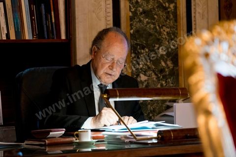 7 février 2014 : Mustapha Ben Jaafar retouchant son discours dans son bureau. Cérémonie de célébration de la nouvelel constitution tunisienne à l'Assemblée Nationale constituante en pésence des 3 présidents tunisiens, Moncef Marzouki, présidnet de la République, Mustapha Ben Jaafar, Président de l'Assemblée, et Mehdi Jomaa, Président du gouvernment, ainsi que du président françois François Hollande et des représentants de plusieurs pays, députés et leaders de partis politiques.