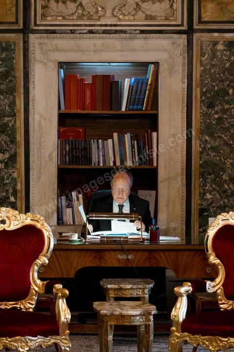 7 février 2014 : Mustapha Ben Jaafar retouchant son discours dans son bureau. Cérémonie de célébration de la nouvelel constitution tunisienne à l'Assemblée Nationale constituante en pésence des 3 présidents tunisiens, Moncef Marzouki, présidnet de la République, Mustapha Ben Jaafar, Président de l'Assemblée, et Mehdi Jomaa, Président du gouvernment, ainsi que du président françois François Hollande et des représentants de plusieurs pays, députés et leaders de partis politiques.