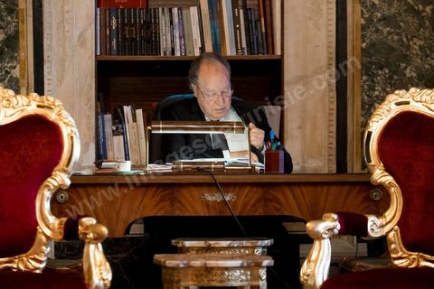 7 février 2014 : Mustapha Ben Jaafar retouchant son discours dans son bureau. Cérémonie de célébration de la nouvelel constitution tunisienne à l'Assemblée Nationale constituante en pésence des 3 présidents tunisiens, Moncef Marzouki, présidnet de la République, Mustapha Ben Jaafar, Président de l'Assemblée, et Mehdi Jomaa, Président du gouvernment, ainsi que du président françois François Hollande et des représentants de plusieurs pays, députés et leaders de partis politiques.