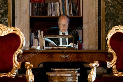 7 février 2014 : Mustapha Ben Jaafar retouchant son discours dans son bureau. Cérémonie de célébration de la nouvelel constitution tunisienne à l'Assemblée Nationale constituante en pésence des 3 présidents tunisiens, Moncef Marzouki, présidnet de la République, Mustapha Ben Jaafar, Président de l'Assemblée, et Mehdi Jomaa, Président du gouvernment, ainsi que du président françois François Hollande et des représentants de plusieurs pays, députés et leaders de partis politiques.