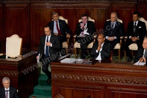 7 février 2014 : Discours de François Hollande dans l'hemicycle de l'ANC.  Cérémonie de célébration de la nouvelel constitution tunisienne à l'Assemblée Nationale constituante en pésence des 3 présidents tunisiens, Moncef Marzouki, présidnet de la République, Mustapha Ben Jaafar, Président de l'Assemblée, et Mehdi Jomaa, Président du gouvernment, ainsi que du président françois François Hollande et des représentants de plusieurs pays, députés et leaders de partis politiques.