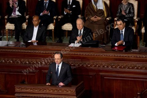 7 février 2014 : Discours de François Hollande dans l'hemicycle de l'ANC.  Cérémonie de célébration de la nouvelel constitution tunisienne à l'Assemblée Nationale constituante en pésence des 3 présidents tunisiens, Moncef Marzouki, présidnet de la République, Mustapha Ben Jaafar, Président de l'Assemblée, et Mehdi Jomaa, Président du gouvernment, ainsi que du président françois François Hollande et des représentants de plusieurs pays, députés et leaders de partis politiques.