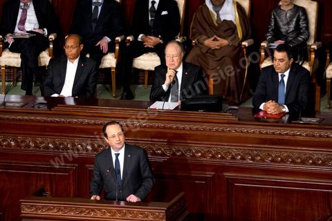 7 février 2014 : Discours de François Hollande dans l'hemicycle de l'ANC.  Cérémonie de célébration de la nouvelel constitution tunisienne à l'Assemblée Nationale constituante en pésence des 3 présidents tunisiens, Moncef Marzouki, présidnet de la République, Mustapha Ben Jaafar, Président de l'Assemblée, et Mehdi Jomaa, Président du gouvernment, ainsi que du président françois François Hollande et des représentants de plusieurs pays, députés et leaders de partis politiques.