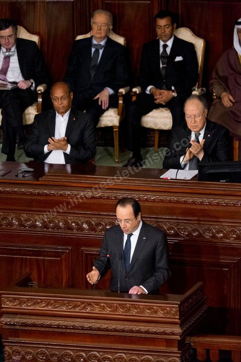 7 février 2014 : Discours de François Hollande dans l'hemicycle de l'ANC.  Cérémonie de célébration de la nouvelel constitution tunisienne à l'Assemblée Nationale constituante en pésence des 3 présidents tunisiens, Moncef Marzouki, présidnet de la République, Mustapha Ben Jaafar, Président de l'Assemblée, et Mehdi Jomaa, Président du gouvernment, ainsi que du président françois François Hollande et des représentants de plusieurs pays, députés et leaders de partis politiques.