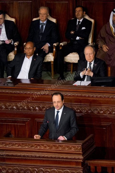 7 février 2014 : Discours de François Hollande dans l'hemicycle de l'ANC.  Cérémonie de célébration de la nouvelel constitution tunisienne à l'Assemblée Nationale constituante en pésence des 3 présidents tunisiens, Moncef Marzouki, présidnet de la République, Mustapha Ben Jaafar, Président de l'Assemblée, et Mehdi Jomaa, Président du gouvernment, ainsi que du président françois François Hollande et des représentants de plusieurs pays, députés et leaders de partis politiques.