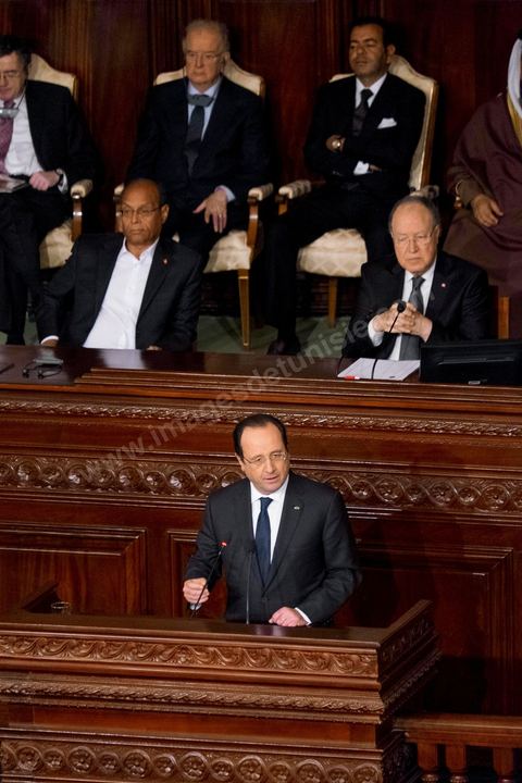 7 février 2014 : Discours de François Hollande dans l'hemicycle de l'ANC.  Cérémonie de célébration de la nouvelel constitution tunisienne à l'Assemblée Nationale constituante en pésence des 3 présidents tunisiens, Moncef Marzouki, présidnet de la République, Mustapha Ben Jaafar, Président de l'Assemblée, et Mehdi Jomaa, Président du gouvernment, ainsi que du président françois François Hollande et des représentants de plusieurs pays, députés et leaders de partis politiques.