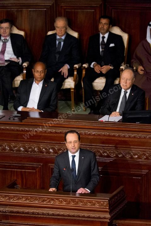 7 février 2014 : Discours de François Hollande dans l'hemicycle de l'ANC.  Cérémonie de célébration de la nouvelel constitution tunisienne à l'Assemblée Nationale constituante en pésence des 3 présidents tunisiens, Moncef Marzouki, présidnet de la République, Mustapha Ben Jaafar, Président de l'Assemblée, et Mehdi Jomaa, Président du gouvernment, ainsi que du président françois François Hollande et des représentants de plusieurs pays, députés et leaders de partis politiques.