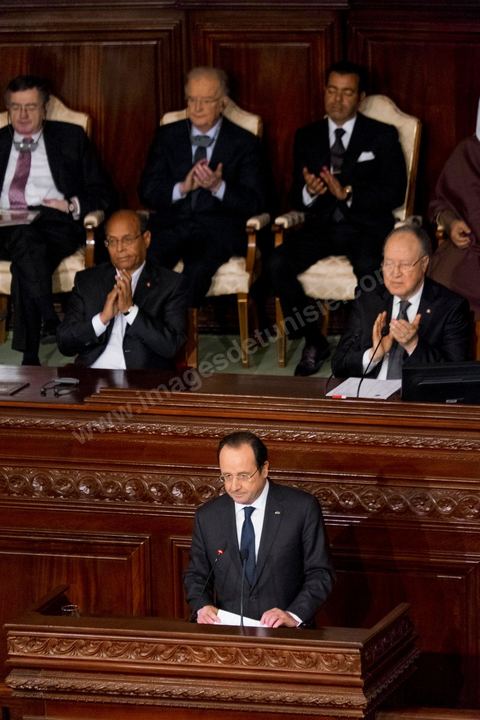 7 février 2014 : Discours de François Hollande dans l'hemicycle de l'ANC.  Cérémonie de célébration de la nouvelel constitution tunisienne à l'Assemblée Nationale constituante en pésence des 3 présidents tunisiens, Moncef Marzouki, présidnet de la République, Mustapha Ben Jaafar, Président de l'Assemblée, et Mehdi Jomaa, Président du gouvernment, ainsi que du président françois François Hollande et des représentants de plusieurs pays, députés et leaders de partis politiques.