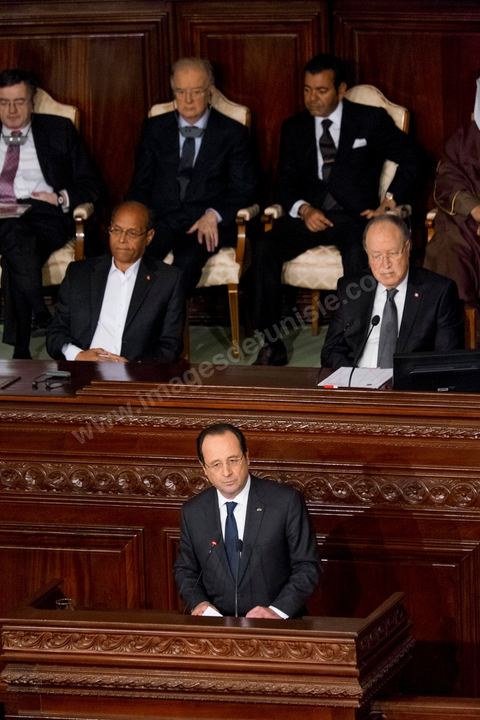 7 février 2014 : Discours de François Hollande dans l'hemicycle de l'ANC.  Cérémonie de célébration de la nouvelel constitution tunisienne à l'Assemblée Nationale constituante en pésence des 3 présidents tunisiens, Moncef Marzouki, présidnet de la République, Mustapha Ben Jaafar, Président de l'Assemblée, et Mehdi Jomaa, Président du gouvernment, ainsi que du président françois François Hollande et des représentants de plusieurs pays, députés et leaders de partis politiques.