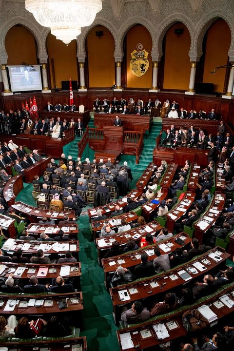 7 février 2014 : Discours de François Hollande dans l'hemicycle de l'ANC.  Cérémonie de célébration de la nouvelel constitution tunisienne à l'Assemblée Nationale constituante en pésence des 3 présidents tunisiens, Moncef Marzouki, présidnet de la République, Mustapha Ben Jaafar, Président de l'Assemblée, et Mehdi Jomaa, Président du gouvernment, ainsi que du président françois François Hollande et des représentants de plusieurs pays, députés et leaders de partis politiques.