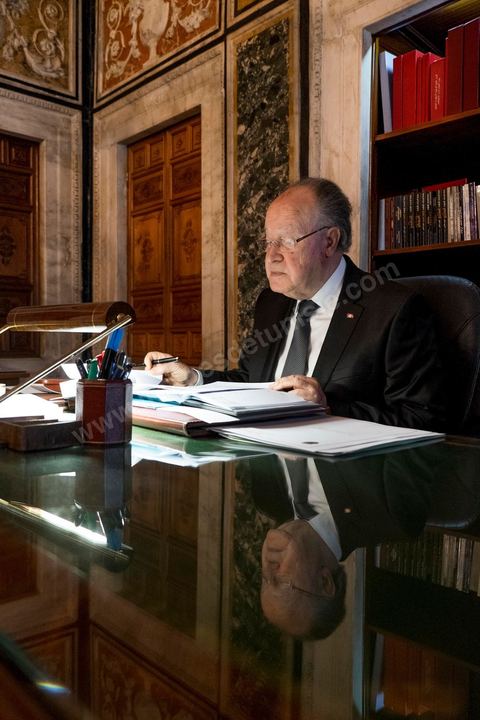 7 février 2014 : Mustapha Ben Jaafar retouchant son discours dans son bureau. Cérémonie de célébration de la nouvelel constitution tunisienne à l'Assemblée Nationale constituante en pésence des 3 présidents tunisiens, Moncef Marzouki, présidnet de la République, Mustapha Ben Jaafar, Président de l'Assemblée, et Mehdi Jomaa, Président du gouvernment, ainsi que du président françois François Hollande et des représentants de plusieurs pays, députés et leaders de partis politiques.