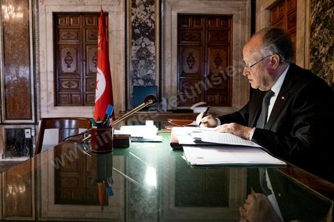 7 février 2014 : Mustapha Ben Jaafar retouchant son discours dans son bureau. Cérémonie de célébration de la nouvelel constitution tunisienne à l'Assemblée Nationale constituante en pésence des 3 présidents tunisiens, Moncef Marzouki, présidnet de la République, Mustapha Ben Jaafar, Président de l'Assemblée, et Mehdi Jomaa, Président du gouvernment, ainsi que du président françois François Hollande et des représentants de plusieurs pays, députés et leaders de partis politiques.