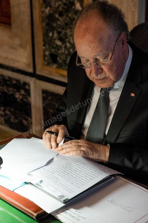 7 février 2014 : Mustapha Ben Jaafar retouchant son discours dans son bureau. Cérémonie de célébration de la nouvelel constitution tunisienne à l'Assemblée Nationale constituante en pésence des 3 présidents tunisiens, Moncef Marzouki, présidnet de la République, Mustapha Ben Jaafar, Président de l'Assemblée, et Mehdi Jomaa, Président du gouvernment, ainsi que du président françois François Hollande et des représentants de plusieurs pays, députés et leaders de partis politiques.