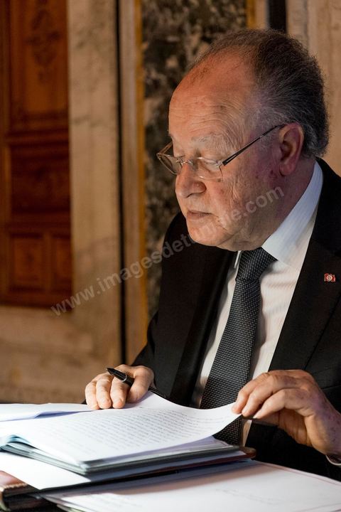 7 février 2014 : Mustapha Ben Jaafar retouchant son discours dans son bureau. Cérémonie de célébration de la nouvelel constitution tunisienne à l'Assemblée Nationale constituante en pésence des 3 présidents tunisiens, Moncef Marzouki, présidnet de la République, Mustapha Ben Jaafar, Président de l'Assemblée, et Mehdi Jomaa, Président du gouvernment, ainsi que du président françois François Hollande et des représentants de plusieurs pays, députés et leaders de partis politiques.
