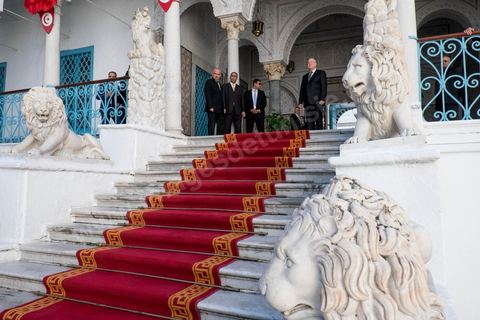 7 février 2014 : Arrivée de François Hollande à l'ANC accueilli par son président Mustapha Ben Jaafar. cérémonie de célébration de la nouvelel constitution tunisienne à l'Assemblée Nationale constituante en pésence des 3 présidents tunisiens, Moncef Marzouki, présidnet de la République, Mustapha Ben Jaafar, Président de l'Assemblée, et Mehdi Jomaa, Président du gouvernment, ainsi que du président françois François Hollande et des représentants de plusieurs pays, députés et leaders de partis politiques.