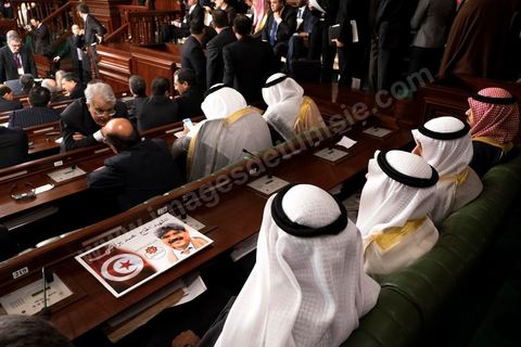 7 février 2014 : Dans l'hémicycle, personnalité du monde arabe et portrait du martyr Brahmi. Cérémonie de célébration de la nouvelel constitution tunisienne à l'Assemblée Nationale constituante en pésence des 3 présidents tunisiens, Moncef Marzouki, présidnet de la République, Mustapha Ben Jaafar, Président de l'Assemblée, et Mehdi Jomaa, Président du gouvernment, ainsi que du président françois François Hollande et des représentants de plusieurs pays, députés et leaders de partis politiques.