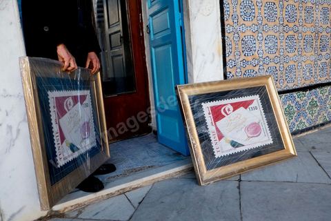 7 février 2014 : Tableaux des timbres édité pour la nouvelle constitution.   Cérémonie de célébration de la nouvelle constitution tunisienne à l'Assemblée Nationale constituante en pésence des 3 présidents tunisiens, Moncef Marzouki, présidnet de la République, Mustapha Ben Jaafar, Président de l'Assemblée, et Mehdi Jomaa, Président du gouvernment, ainsi que du président françois François Hollande et des représentants de plusieurs pays, députés et leaders de partis politiques.