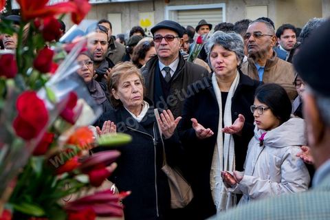 6 février 2014 : à l'heure et au lieu de l'assassinat, Basma Khalfaoui, veuve de Chokri, et leur fille, entourées de leurs amis, prient à la mémoire du martyr Chokri. Un an après … les commémorations de l'assassinat de Chokri Belaid, opposant de gauche, deux jours après l'annonce de la mort de son assassin présumé. L'avocat de 48 ans, militant de tendance marxiste et panarabiste et farouche critique des islamistes, avait été assassiné par balles le 6 février 2013 devant chez lui.