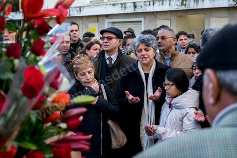 6 février 2014 : à l'heure et au lieu de l'assassinat, Basma Khalfaoui, veuve de Chokri, et leur fille, entourées de leurs amis, prient à la mémoire du martyr Chokri. Un an après … les commémorations de l'assassinat de Chokri Belaid, opposant de gauche, deux jours après l'annonce de la mort de son assassin présumé. L'avocat de 48 ans, militant de tendance marxiste et panarabiste et farouche critique des islamistes, avait été assassiné par balles le 6 février 2013 devant chez lui.