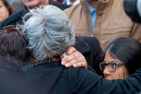 6 février 2014 : à l'heure et au lieu de l'assassinat, Basma Khalfaoui, veuve de Chokri, et leur fille, entourées de leurs amis, prient à la mémoire du martyr Chokri. Un an après … les commémorations de l'assassinat de Chokri Belaid, opposant de gauche, deux jours après l'annonce de la mort de son assassin présumé. L'avocat de 48 ans, militant de tendance marxiste et panarabiste et farouche critique des islamistes, avait été assassiné par balles le 6 février 2013 devant chez lui.