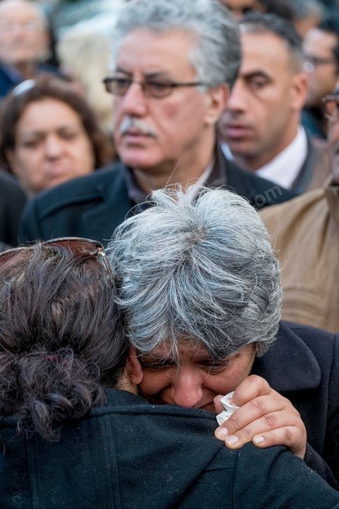 6 février 2014 : à l'heure et au lieu de l'assassinat, Basma Khalfaoui, veuve de Chokri, et leur fille, entourées de leurs amis, prient à la mémoire du martyr Chokri. Un an après … les commémorations de l'assassinat de Chokri Belaid, opposant de gauche, deux jours après l'annonce de la mort de son assassin présumé. L'avocat de 48 ans, militant de tendance marxiste et panarabiste et farouche critique des islamistes, avait été assassiné par balles le 6 février 2013 devant chez lui.