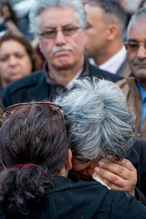 6 février 2014 : à l'heure et au lieu de l'assassinat, Basma Khalfaoui, veuve de Chokri, et leur fille, entourées de leurs amis, prient à la mémoire du martyr Chokri. Un an après … les commémorations de l'assassinat de Chokri Belaid, opposant de gauche, deux jours après l'annonce de la mort de son assassin présumé. L'avocat de 48 ans, militant de tendance marxiste et panarabiste et farouche critique des islamistes, avait été assassiné par balles le 6 février 2013 devant chez lui.