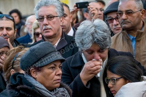 6 février 2014 : à l'heure et au lieu de l'assassinat, Basma Khalfaoui, veuve de Chokri, et leur fille, entourées de leurs amis, prient à la mémoire du martyr Chokri. Un an après … les commémorations de l'assassinat de Chokri Belaid, opposant de gauche, deux jours après l'annonce de la mort de son assassin présumé. L'avocat de 48 ans, militant de tendance marxiste et panarabiste et farouche critique des islamistes, avait été assassiné par balles le 6 février 2013 devant chez lui.