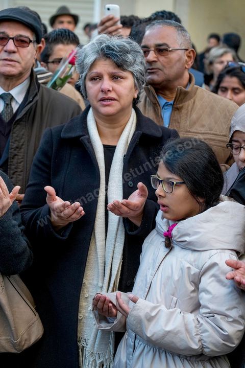 6 février 2014 : à l'heure et au lieu de l'assassinat, Basma Khalfaoui, veuve de Chokri, et leur fille, entourées de leurs amis, prient à la mémoire du martyr Chokri. Un an après … les commémorations de l'assassinat de Chokri Belaid, opposant de gauche, deux jours après l'annonce de la mort de son assassin présumé. L'avocat de 48 ans, militant de tendance marxiste et panarabiste et farouche critique des islamistes, avait été assassiné par balles le 6 février 2013 devant chez lui.