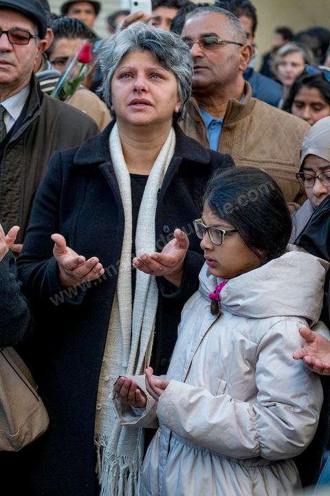 6 février 2014 : à l'heure et au lieu de l'assassinat, Basma Khalfaoui, veuve de Chokri, et leur fille, entourées de leurs amis, prient à la mémoire du martyr Chokri. Un an après … les commémorations de l'assassinat de Chokri Belaid, opposant de gauche, deux jours après l'annonce de la mort de son assassin présumé. L'avocat de 48 ans, militant de tendance marxiste et panarabiste et farouche critique des islamistes, avait été assassiné par balles le 6 février 2013 devant chez lui.