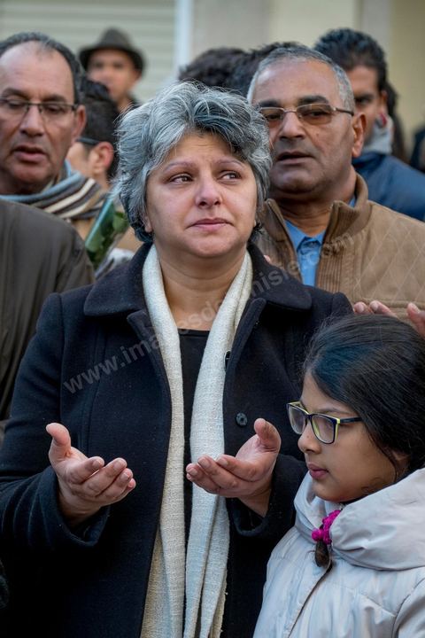 6 février 2014 : à l'heure et au lieu de l'assassinat, Basma Khalfaoui, veuve de Chokri, et leur fille, entourées de leurs amis, prient à la mémoire du martyr Chokri. Un an après … les commémorations de l'assassinat de Chokri Belaid, opposant de gauche, deux jours après l'annonce de la mort de son assassin présumé. L'avocat de 48 ans, militant de tendance marxiste et panarabiste et farouche critique des islamistes, avait été assassiné par balles le 6 février 2013 devant chez lui.