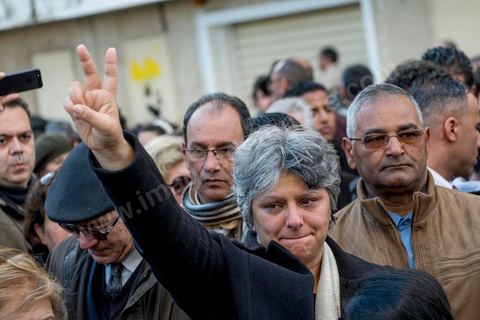 6 février 2014 : à l'heure et au lieu de l'assassinat, Basma Khalfaoui, veuve de Chokri, et leur fille, entourées de leurs amis, prient à la mémoire du martyr Chokri. Un an après … les commémorations de l'assassinat de Chokri Belaid, opposant de gauche, deux jours après l'annonce de la mort de son assassin présumé. L'avocat de 48 ans, militant de tendance marxiste et panarabiste et farouche critique des islamistes, avait été assassiné par balles le 6 février 2013 devant chez lui.
