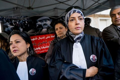 6 février 2014 : les collègues avocat de Chokri sont venus en nombre rendre hommage. Un an après … les commémorations de l'assassinat de Chokri Belaid, opposant de gauche, deux jours après l'annonce de la mort de son assassin présumé. L'avocat de 48 ans, militant de tendance marxiste et panarabiste et farouche critique des islamistes, avait été assassiné par balles le 6 février 2013 devant chez lui.