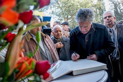 6 février 2014 : Hamma Hammami écrivant un message sur le livre d'or. Un an après … les commémorations de l'assassinat de Chokri Belaid, opposant de gauche, deux jours après l'annonce de la mort de son assassin présumé. L'avocat de 48 ans, militant de tendance marxiste et panarabiste et farouche critique des islamistes, avait été assassiné par balles le 6 février 2013 devant chez lui.