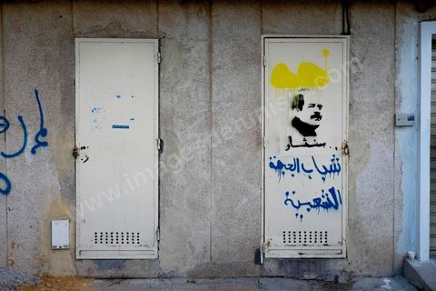 6 février 2014 : en bas de chez lui, au lieu de l'assassinat les graffitis de Chokri Belaid appellent à al vengeance. Un an après … les commémorations de l'assassinat de Chokri Belaid, opposant de gauche, deux jours après l'annonce de la mort de son assassin présumé. L'avocat de 48 ans, militant de tendance marxiste et panarabiste et farouche critique des islamistes, avait été assassiné par balles le 6 février 2013 devant chez lui.
