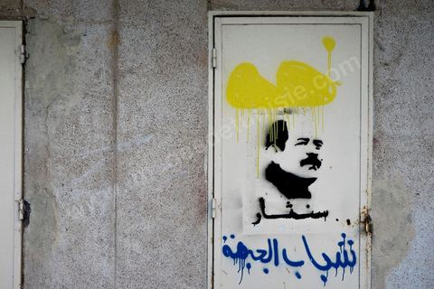 6 février 2014 : en bas de chez lui, au lieu de l'assassinat les graffitis de Chokri Belaid appellent à al vengeance. Un an après … les commémorations de l'assassinat de Chokri Belaid, opposant de gauche, deux jours après l'annonce de la mort de son assassin présumé. L'avocat de 48 ans, militant de tendance marxiste et panarabiste et farouche critique des islamistes, avait été assassiné par balles le 6 février 2013 devant chez lui.