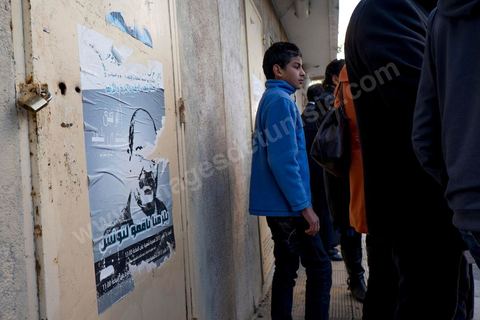 6 février 2014 : en bas de chez lui, au lieu de l'assassinat les graffitis de Chokri Belaid appellent à al vengeance. Un an après … les commémorations de l'assassinat de Chokri Belaid, opposant de gauche, deux jours après l'annonce de la mort de son assassin présumé. L'avocat de 48 ans, militant de tendance marxiste et panarabiste et farouche critique des islamistes, avait été assassiné par balles le 6 février 2013 devant chez lui.