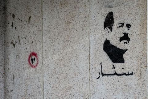 6 février 2014 : en bas de chez lui, au lieu de l'assassinat les graffitis de Chokri Belaid appellent à al vengeance. Un an après … les commémorations de l'assassinat de Chokri Belaid, opposant de gauche, deux jours après l'annonce de la mort de son assassin présumé. L'avocat de 48 ans, militant de tendance marxiste et panarabiste et farouche critique des islamistes, avait été assassiné par balles le 6 février 2013 devant chez lui.