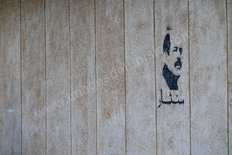 6 février 2014 : en bas de chez lui, au lieu de l'assassinat les graffitis de Chokri Belaid appellent à al vengeance. Un an après … les commémorations de l'assassinat de Chokri Belaid, opposant de gauche, deux jours après l'annonce de la mort de son assassin présumé. L'avocat de 48 ans, militant de tendance marxiste et panarabiste et farouche critique des islamistes, avait été assassiné par balles le 6 février 2013 devant chez lui.