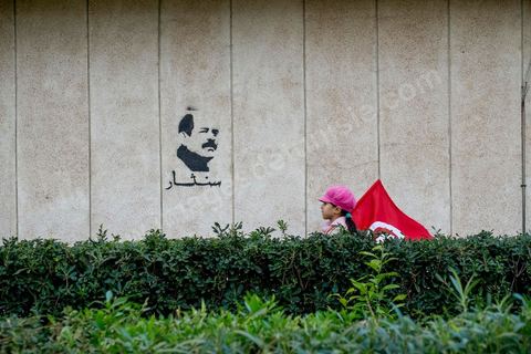 6 février 2014 : en bas de chez lui, au lieu de l'assassinat les graffitis de Chokri Belaid appellent à al vengeance. Un an après … les commémorations de l'assassinat de Chokri Belaid, opposant de gauche, deux jours après l'annonce de la mort de son assassin présumé. L'avocat de 48 ans, militant de tendance marxiste et panarabiste et farouche critique des islamistes, avait été assassiné par balles le 6 février 2013 devant chez lui.